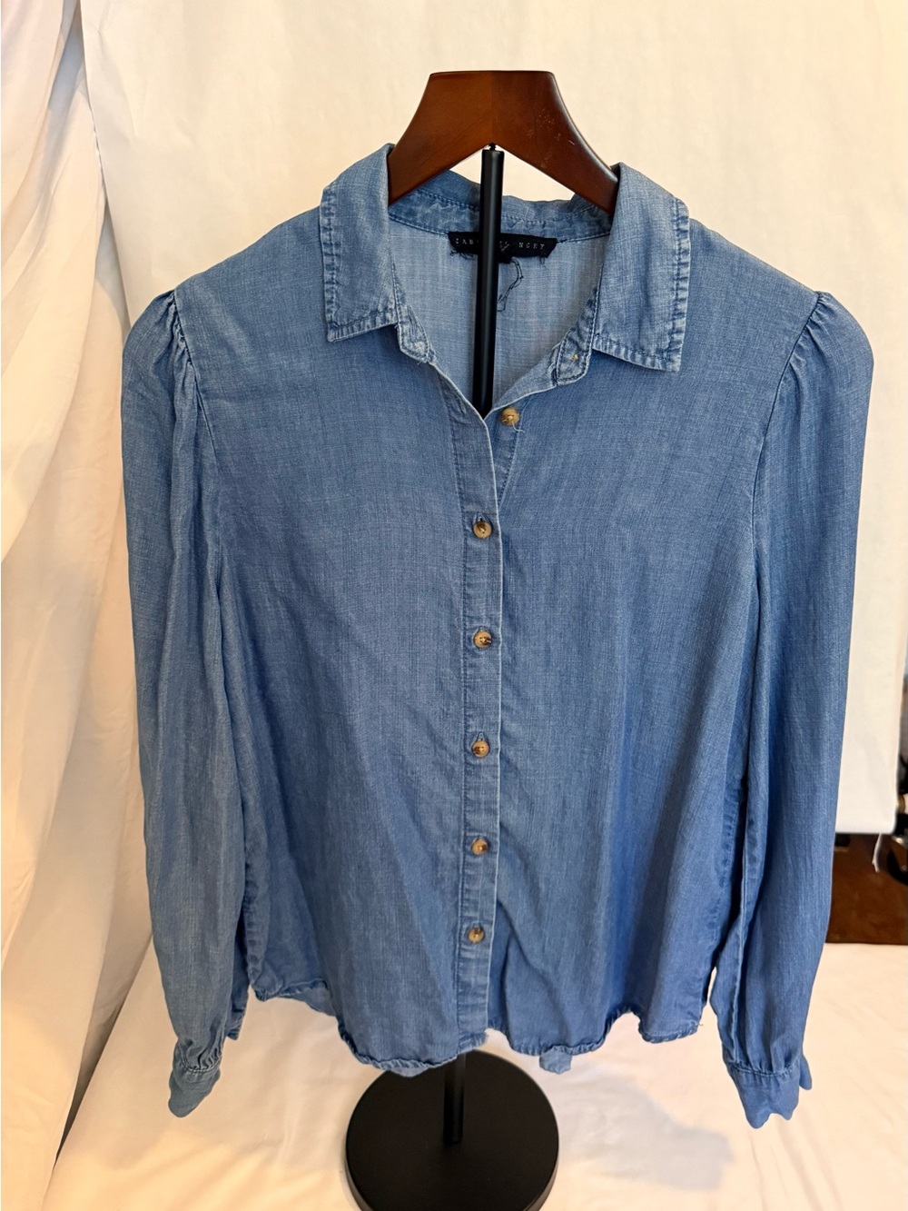 Jane and Delancey Lightweight Blue Denim Button-Down Shirt Size Small (HH10)